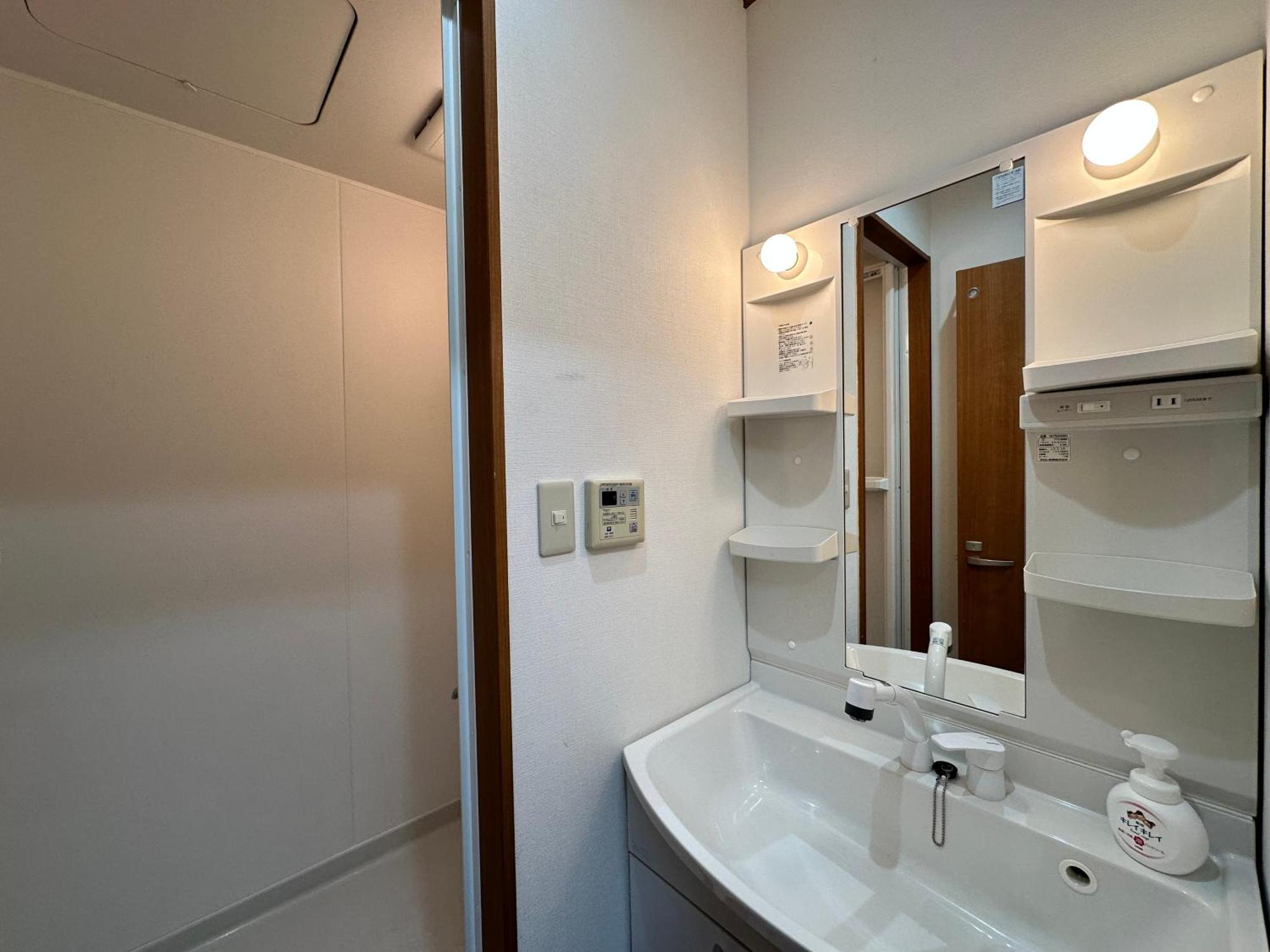 大阪市鶴橋駅徒歩2分 トイレ浴室複数あり3階建て一軒家車庫付きアパートメント エクステリア 写真